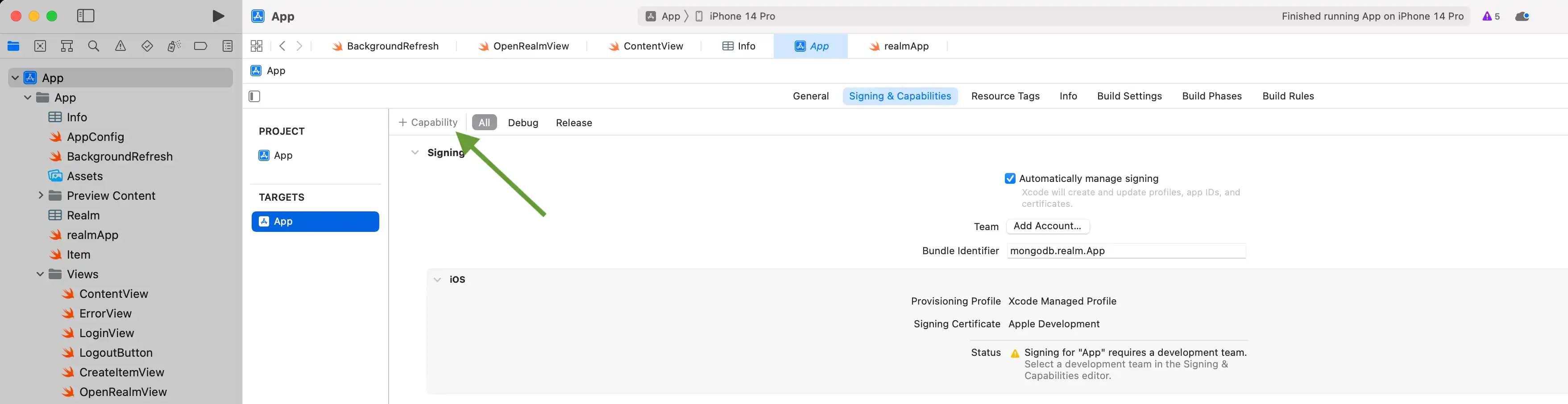 Captura de pantalla de Xcode con la aplicación Target seleccionada, la pestaña Firma y capacidades abierta y una flecha que apunta para agregar capacidades.